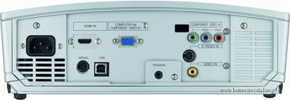 Mitsubishi HC1100 lysegrå videoprojektor, set forfra, med HDMI-, USB-, S-Video-stik, audio/video-indgange og knapper