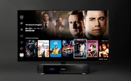 Écran de télévision affichant une interface de streaming vidéo avec vignettes de films et séries, et 4 visages d'acteurs