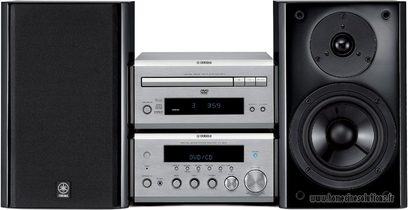 Yamaha E-810 hi-fi-anlæg bestående af en CD/DVD-afspiller, en forstærker og to højttalere, set forfra