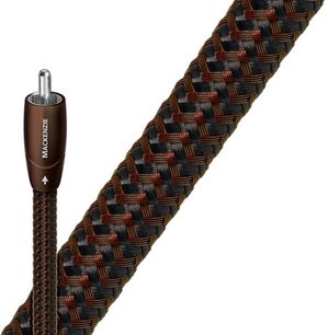 Câble audio tressé marron et noir Audioquest Mackenzie à côté d'un connecteur RCA chromé sur fond blanc