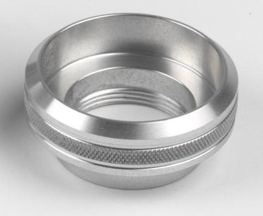 Sølvfarvet metalring med cirkulær rille på ydersiden, set oppefra på hvid baggrund