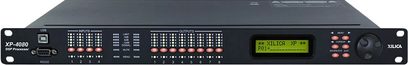 Xilica XP-4080 DSP-processor, set forfra, 8 XLR-indgange og -udgange, LCD-display, kontrolknapper og -indikatorer