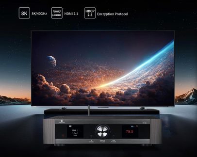 Sort 8K hjemmebiograf-forstærker med HDMI 2.1 og digital skærm foran stort 8K-tv, der viser rumlandskab