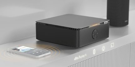 Kompakt sort audioforstærker set i trekvart vinkel med frontknap, trådløs Bluetooth-streaming og DTS Play-Fi