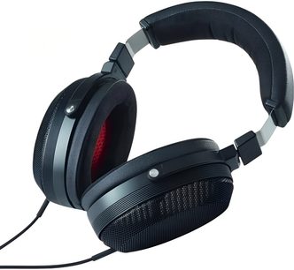 Offener kabelgebundener HiFi-Kopfhörer T+A Solitaire P-SE in Schwarz aus Aluminium, gepolsterter Lederkopfbügel, Dreiviertelansicht, runde Ohrmuscheln mit Metallgitter, schwarze Velours-Ohrpolster mit rotem Innenfutter, doppelt geführtes dünnes Kabel