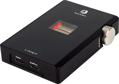 Convertitore audio portatile EarMen L-Amp MK2 nero, finestra superiore luminosa, manopola argentata e due porte USB-C