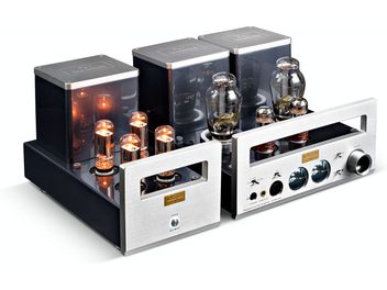 Cayin HA-300MK2 High-Fidelity-Kopfhörervorverstärker in Silber, Dreiviertel-Frontansicht leicht von oben, zweiteiliges Gehäuse aus gebürstetem Aluminium mit durchbrochener Front, Kopfhöreranschlüsse, Lautstärkeregler und sichtbare, leuchtende Vakuumröhren