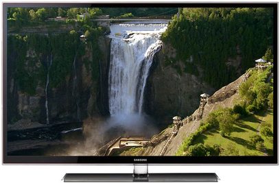 Samsung UE55D6200 TV-skærm, der viser et vandfald, der løber mellem skovklædte klipper, set fra oven