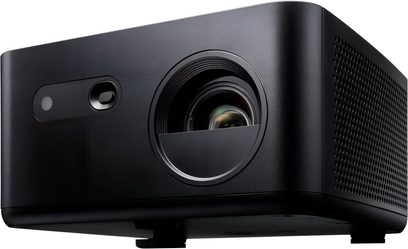 Videoprojektor Optoma Photon Life PK32, matné černé plastové pouzdro, přední čočka, boční mřížka, pohled ze tří čtvrtin