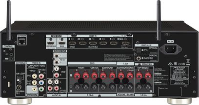 Pioneer VSX-1130-K sort hjemmebiografsforstærker, set forfra, med mange stik og knapper på forsiden, central LCD-skærm
