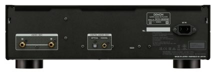 Bagside af en CD-afspiller med analoge RCA-lydforbindelser, optisk og koaksial digital lydudgang samt strømstik