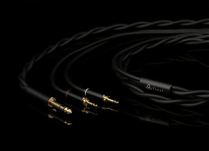 Cavo audio con guaina in plastica nera intrecciata con logo Final, tre jack placcati oro: 6,35 mm e due mini-jack