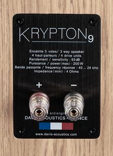 Vloerstaande luidspreker Davis Acoustics Krypton 9 Nordik wit, zwarte achterplaat met witte technische tekst, 2 transparante aansluitingen