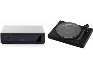 Tocadiscos negro con plato gris y cápsula roja, acompañado de un dispositivo Rega negro y plateado