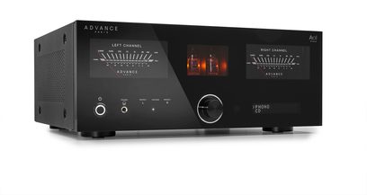 Stereo hi-fi zesilovač Advance Paris A10 Apex 30TH v černé kovové úpravě, skleněný čelní panel, dva VU metry a viditelné lampy, pohled zepředu ze 3/4
