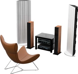 Designlænestol i brunt læder, sorte og hvide lodrette akustikpaneler, hi-fi-højtalere og -forstærker i mørkt træ