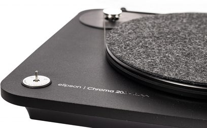 Elipson Chroma 200 RIAA sort mat vinylplade, tæt ovenfra, tallerkenen med vinylplade, tonarm med pickup