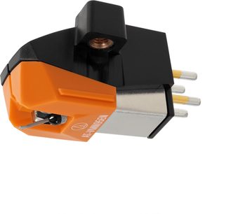 Cellule phono Audio Technica AT-VM95EN i oransje og sort plast, sølvfarget metallhus, synlig avspillingsnål og fire bakre gullfargede stifter, sett fra venstre forside i perspektiv