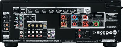 Forsiden af en sort Onkyo TX-NR515 hjemmebiografsforstærker med talrige stik, knapper og en LCD-skærm