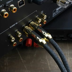 Nærbillede af Oehlbach Black Connection digital 1m digitalt coaxialkabel med sort tekstureret polymerkappe og guldbelagte metalstik prydet med det røde logo