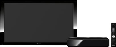 Pioneer KRP-500A fladskærms-TV, sort skærm, indbygget soundbar, fjernbetjening foran, frontvisning på ensfarvet sort baggrund