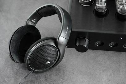 Ανοιχτά ακουστικά hi-fi Sennheiser HD 560S, με ασημένιους μετατροπείς, μαύρο τόξο και μαύρα μαξιλαράκια, σε μαύρο τραπέζι