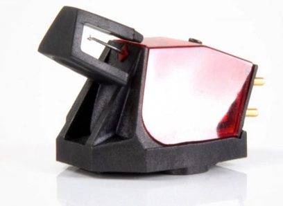 Celula pick-up pentru viniluri Rega Ania Pro MC, vedere din spate în unghi de 3/4, carcasă neagră mată, diamant roșu strălucitor, contacte aurite