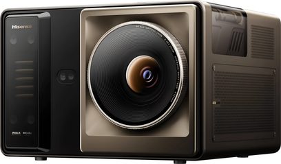 Hisense XR10 sort videoprojektor, set forfra i trekvart vinkel med stort centralt objektiv og sidegitre