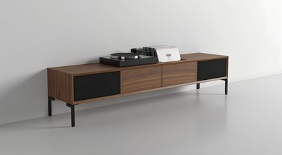 Audio-video nábytek Clic Classic Series Model 1541 z hnědého dřeva, černé dveře, černé nohy, gramofon a vinylové desky nahoře
