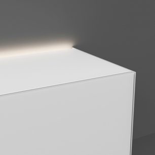 Hvid Just By Spectral Alpha JSA2040 audio-/videomøbel, set forfra i et nedadgående perspektiv, med sidelys der kaster en skygge
