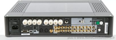 Meridian G51 DAB sort hi-fi stereoforstærker, set forfra, med stik og betjeningsknapper på forsiden, mørk grå metalkabinettet