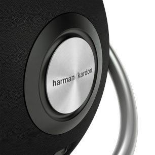 Reproduktor Harman Kardon Onyx černý, detailní pohled zepředu, stříbrná membrána uprostřed obklopená černým kroužkem