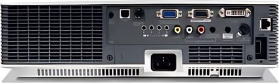 Sanyo PLC-XU101 videoprojektor, bagside, varieret audio-video-tilslutning, ventilationsgitre, mørk grå farve
