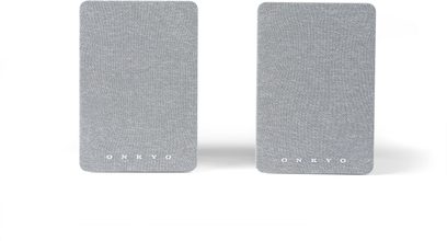 Bezdrátové připojené reproduktory Onkyo GX-10DB, pohled zepředu, obdélníkový tvar, zaoblené rohy, textilní šedý povrch, bílé logo