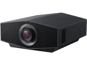 Vidéoprojecteur Sony BRAVIA Projector 8 noir VPL-XW6100ES, vue en perspective, boîtier rectangulaire noir, lentille circulaire frontale entourée d'une grille verticale