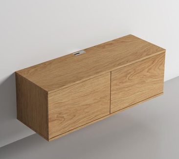 Mobile a parete in legno chiaro, due ante senza maniglie, piastra rettangolare grigia sulla parte superiore, vista a tre quarti