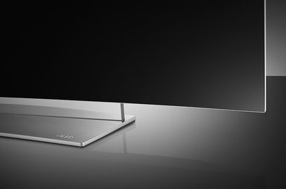 LG 65EG960V OLED-TV, set fra siden, slukket skærm, på metalstativ, ultratyndt design