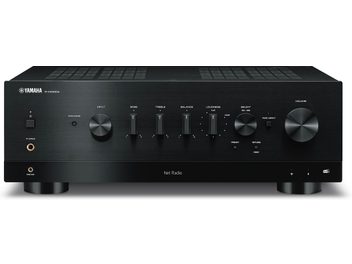 Wzmacniacz stereo hi-fi Yamaha R-N1000A w kolorze czarnym, pochylony panel przedni z przyciskami, wyświetlacz LCD, wejście słuchawkowe i port USB