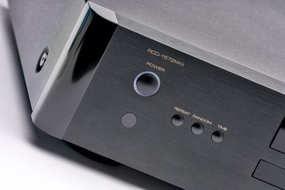 Vysokofidelitní CD přehrávač Rotel RCD-1572 MKII v černé barvě, pohled z úhlu, přední panel s kruhovými tlačítky a zlatými nápisy