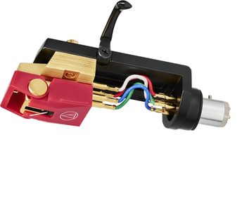 Testina Audio Technica AT-VM740xML/H montata su shell, vista laterale leggermente dall’alto, corpo rosso in plastica con inserto metallico dorato, cantilever nero visibile, shell nera in metallo dotata di leva, cablaggio interno multicolore e connettore argentato