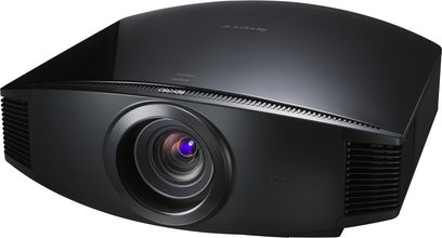 Sony VPL-VW90ES sort videoprojektor, set lidt skråt forfra, centreret linse med lysende blå ring