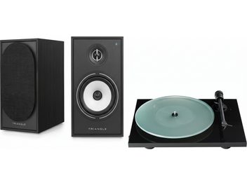 Par de colunas Triangle pretas com gira-discos preto de prato verde translúcido, vistos de frente e em perspetiva de três quartos