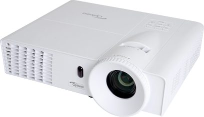 Optoma EW400 hvid videoprojektor, set forfra og oppefra, objektivet er forskudt mod højre, ventilationsriste på siden