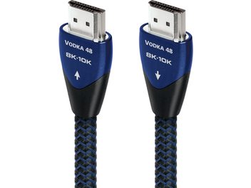 Zwei blaue HDMI-Kabel Audioquest Vodka 48 8K-10K mit versilberten Anschlüssen, von vorne nebeneinander gesehen