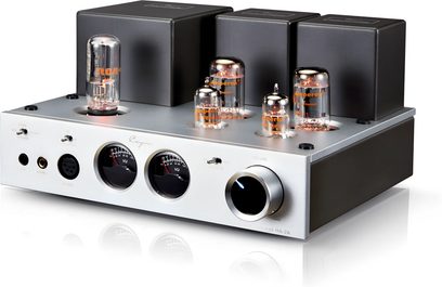 Pré-amplificador de fones de ouvido hi-fi Cayin HA-2A em metal prateado e preto, visto em três quartos de frente, com quatro válvulas de vidro aparentes, três tampas de transformador na parte traseira, dois VU-meters circulares, entradas para fones de ouvido e grande botão de volume na parte frontal