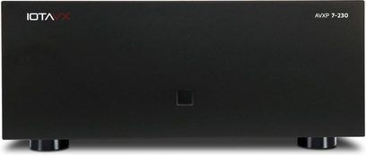 Wzmacniacz mocy hi-fi IOTAVX AVXP 7-230 czarny, metalowy, widok z przodu, gładki front z logo w lewym górnym rogu, oznaczenie modelu w prawym górnym rogu, mały kwadratowy przycisk na środku i dwa widoczne cylindryczne nóżki