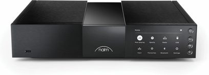 Naim Audio NSS 333, juodos spalvos stačiakampis korpusas, šlifuoto aliuminio, priekinė pusė, dešinėje lietimui jautrus ekranas, Spotify, radijo, USB, Bluetooth piktogramos, vertikaliai išdėstyti apvalūs mygtukai, kairėje USB jungtis