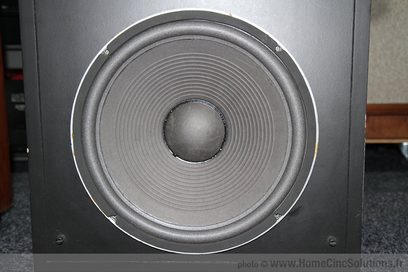 Frontvisning af JBL L150 højttaler, sort kabinet med stor rund grå membran i midten og sølvfarvet logo