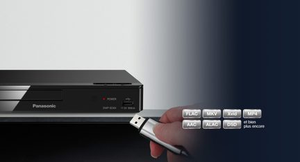 Panasonic DMP-BD84 Blu-ray-afspiller, set forfra og fra siden, hånd der holder en USB-nøgle indsat i en USB-port