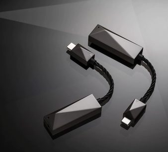Bærbar Astell&Kern PEE51 audio-konverter i blank sort, set fra forsiden i perspektiv, to snoede USB-C-stik
